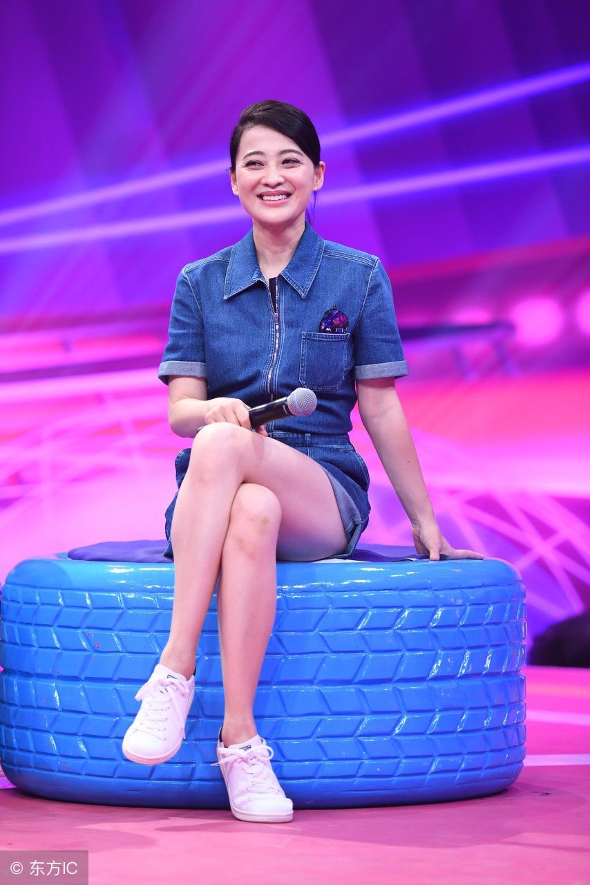 43岁梅婷牛仔连衣裙优雅坐姿，这身装扮秒变少女，清新甜美!