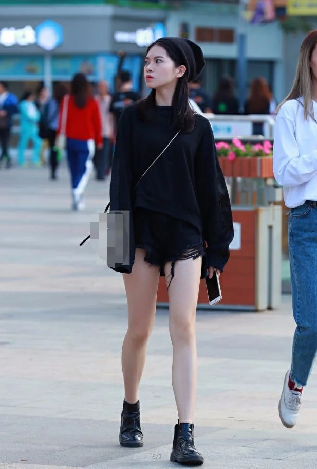 清熟小姐姐搭伴出街，一个包裹的严严实实，一个露出白嫩的大长腿