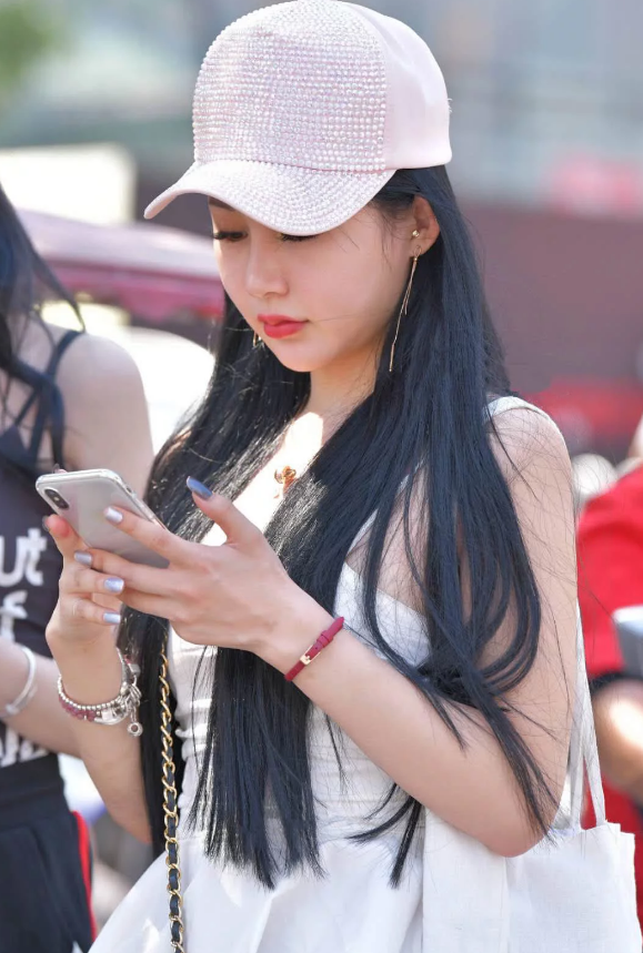 美女白色吊带连衣裙牛仔热裤，遮肉显瘦清凉风搭配！