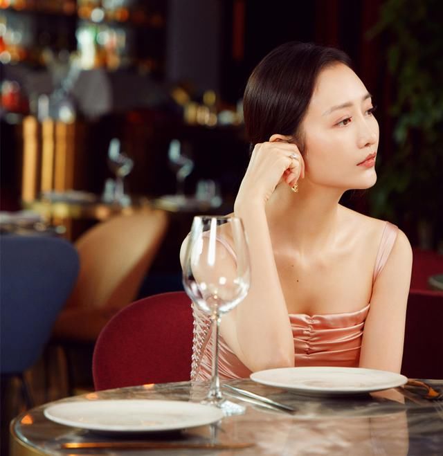 相差十岁穿同一条吊带裙，迪丽热巴甜美清新，王鸥御姐范十足！