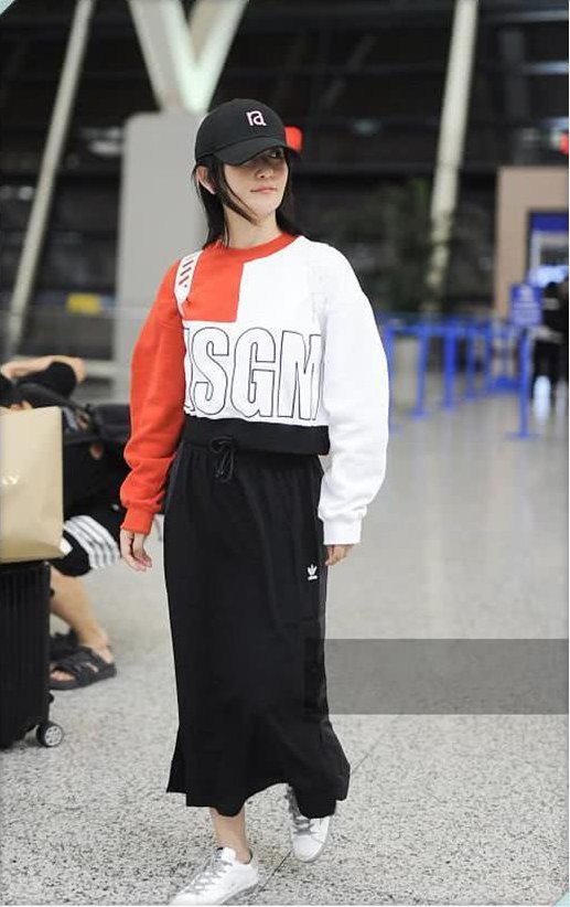 看了谢娜的机场照，再看吴昕的，网友:辣妈和少女的差距一目了然