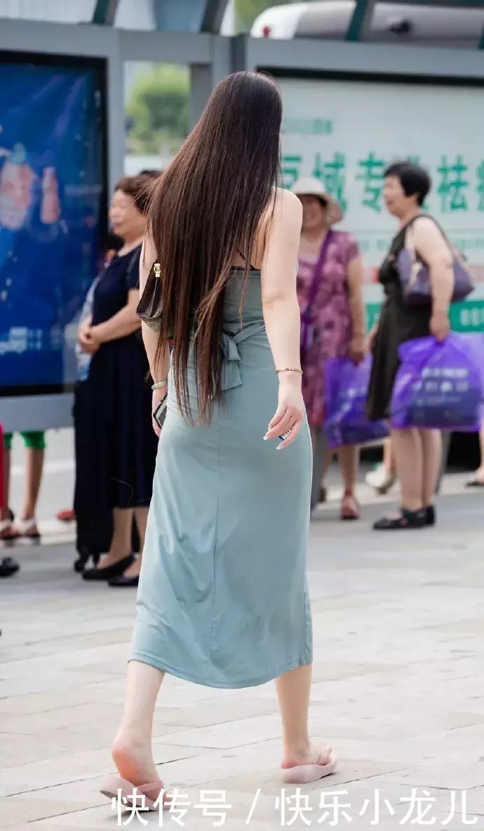  女性|时尚穿搭：小姐姐青绿色裙子，太有成熟女性的气质了