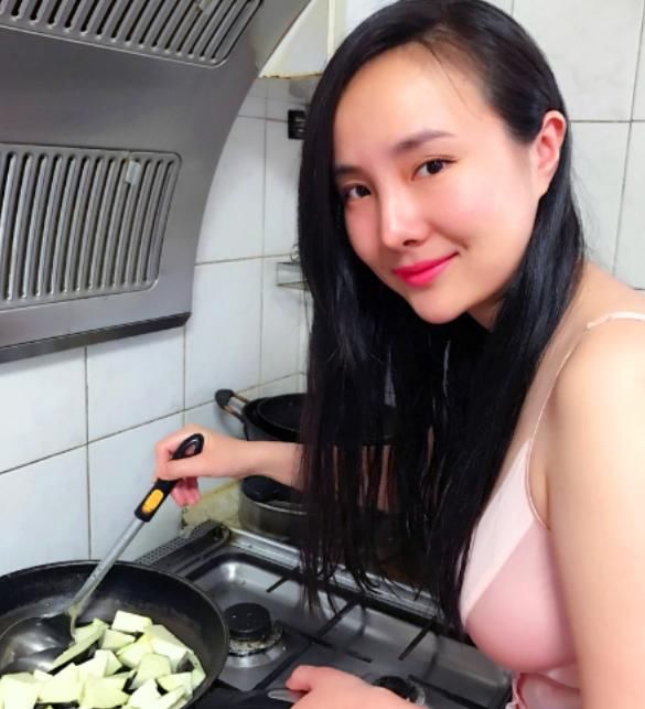 干露露现身车展穿衣保守,网友:下得厨房,上得厅堂,好想娶回家