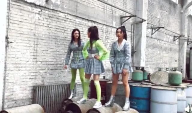 杨超越厉害了，穿绿色长筒袜，真的很会表现自己！