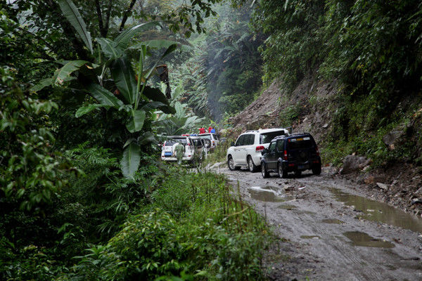 自驾霸道穿越丙察察闯西藏，悬崖边上走一遭，遭遇塌方，泥地陷车