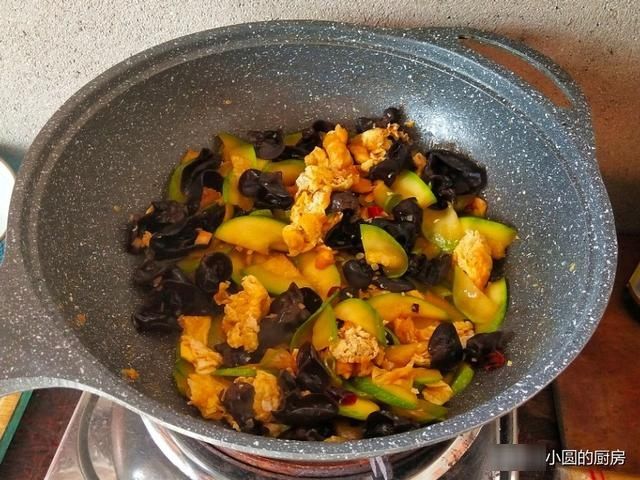  『西葫芦』减脂餐中的神仙蔬菜营养丰富，热量低，还能替代主食，好吃