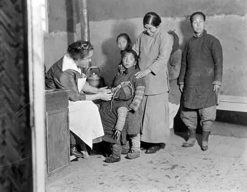 美国一位研究中国的学者，无意中在家里翻出来6000张中国老照片