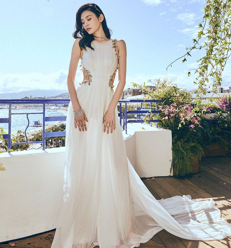 奚梦瑶出席活动，礼服上身两侧是空的，网友：跟个肚兜似的好俗气