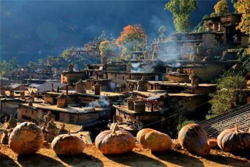 云南古老的彝族村落，至今夜不闭户，因为家家相连、户户相通