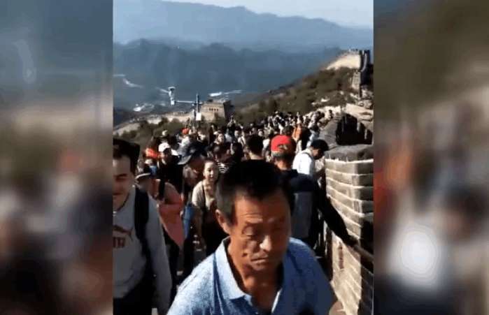 女子穿高跟鞋爬长城, 走路三步一停, 网友: 我敬你是条女汉子