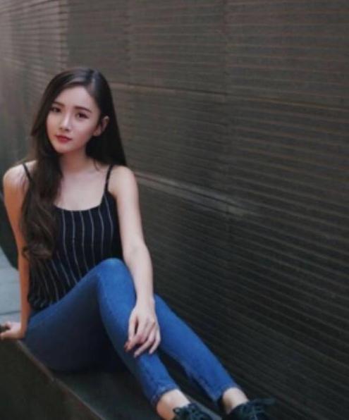 想要在夏日里秀出性感双腿, 一条牛仔裤满足你!