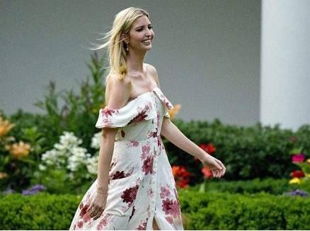 伊万卡的动人照,前面深V蕾丝裙超有气质!