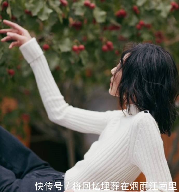 【气质】刘雯大片感穿搭,仅仅是打底衫配牛仔裤而已,女生这样穿太有气质