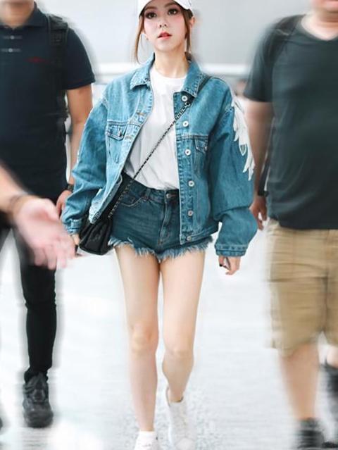 邓紫棋瘦出新高度, 穿牛仔短裤腿长一米八, 无修图照样惊艳!