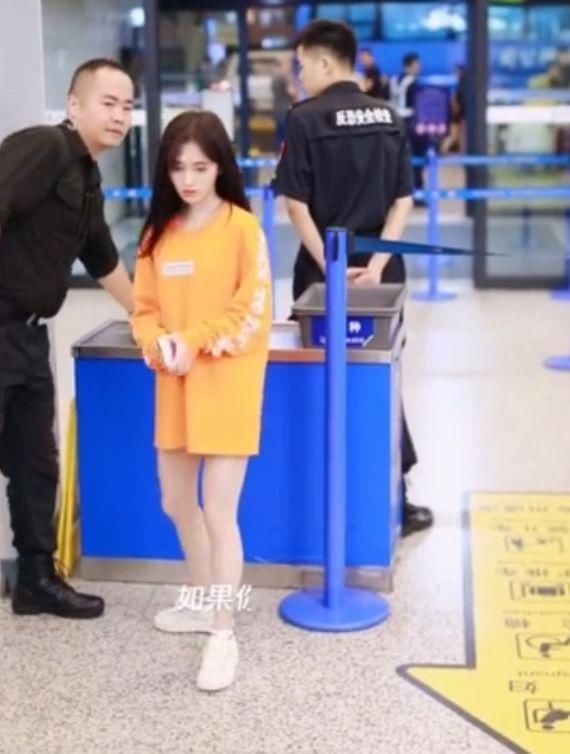 鞠婧祎只穿一件T恤，玩“下衣失踪”, 159cm的身高算是毁了！