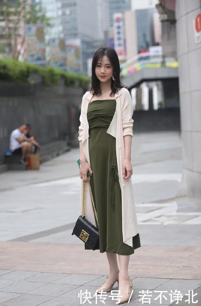 『下半身搭配』美女穿着黑色的防水台高跟鞋,让她得站直,也显得特别有女人味