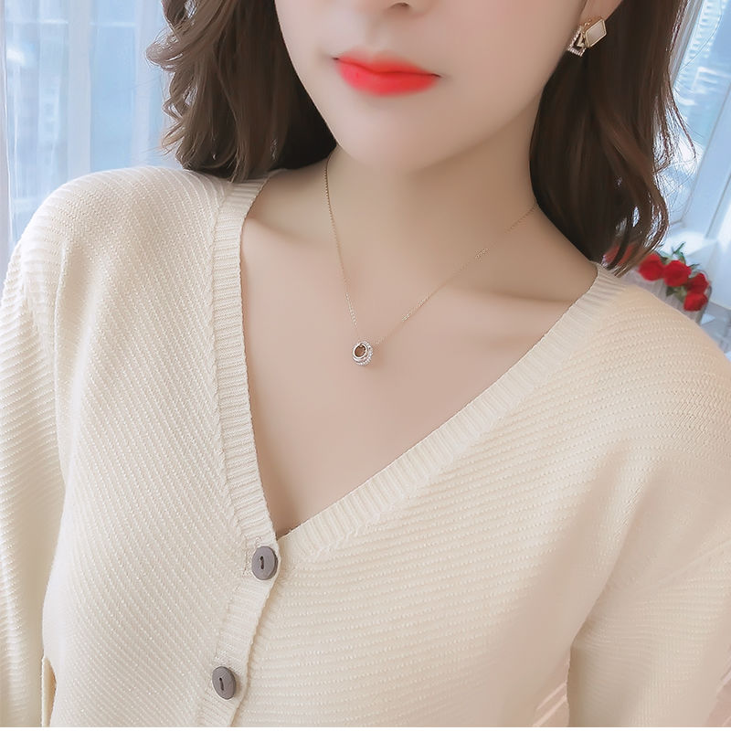 难怪，老婆把毛衣扔了，刚上新针织衫，搭配小脚裤，想不嫩都难啊