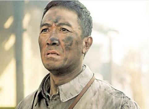 李云龙被捕入狱后,此人摧残他的漂亮老婆,手段让人感到心痛!