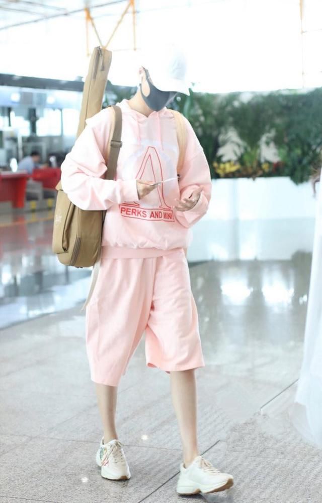 李宇春现在是什么风格都敢穿了，一身粉色运动装都不敢认了！