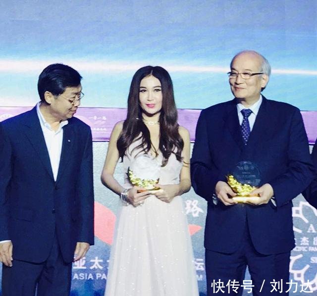 54岁关之琳和51岁温碧霞同框，相差3岁，一个大妈，一个少女