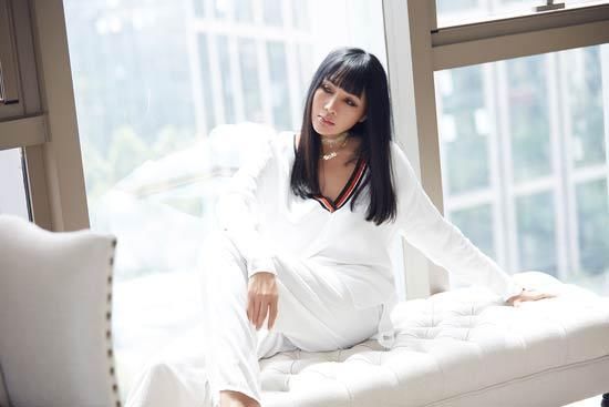 张咪家居私房写真:爱上闹市里的纯白世界!