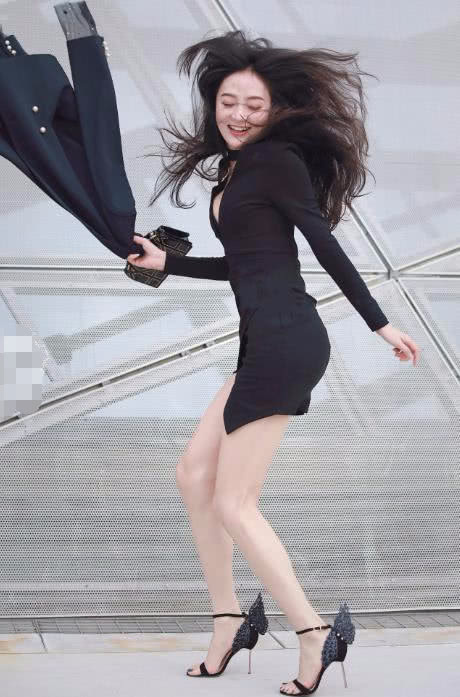 小姐姐180公分魔鬼身材臀线比上围更吸睛，凭借一组“仙女跳”封