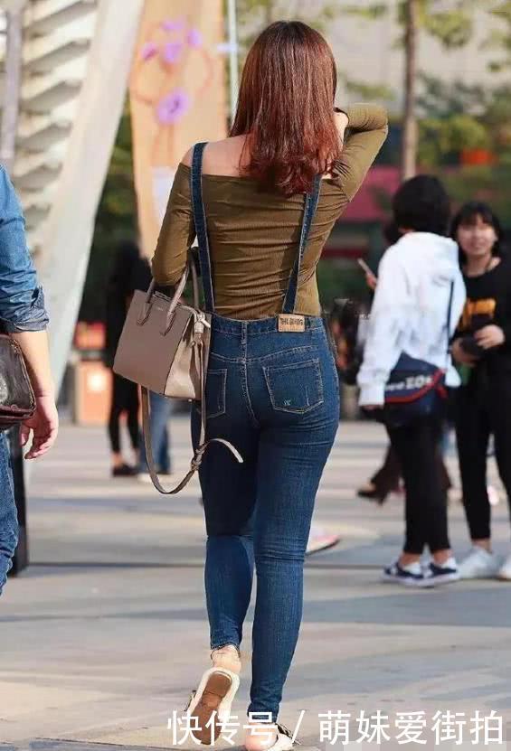 街头上穿着牛仔裤的美女，你觉得谁更美丽
