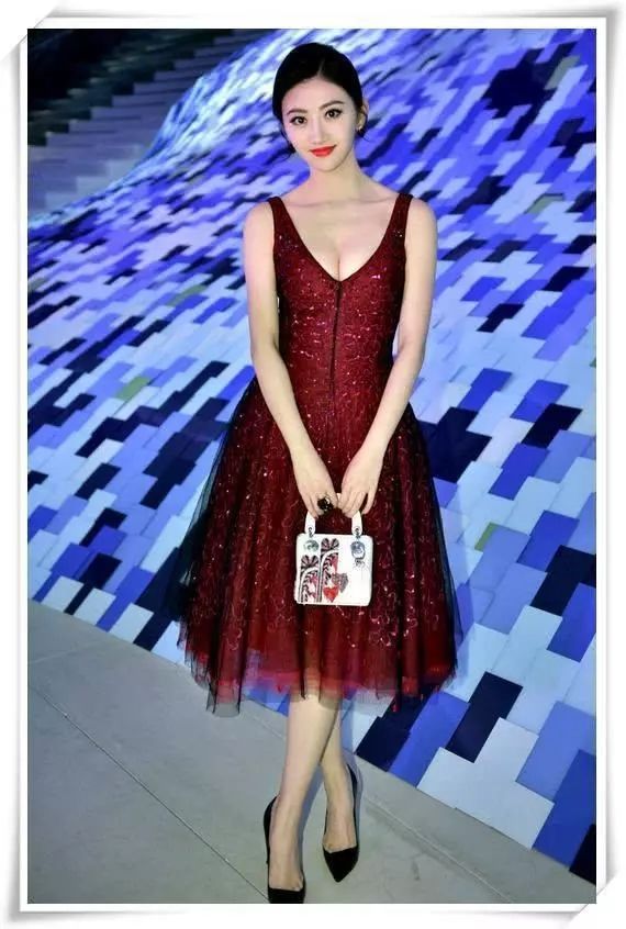 当29岁景甜撞上33岁卢靖姗，网友:天然脸和垮脸差距一眼看穿!