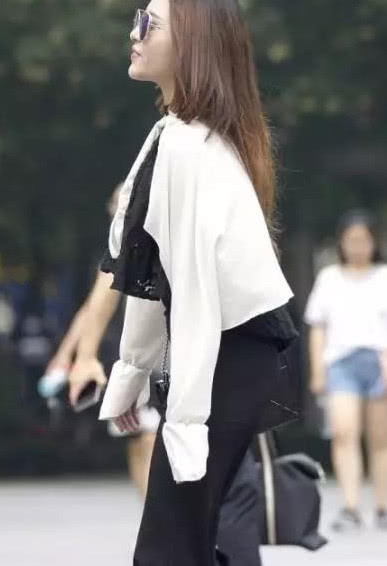 美女姐姐的时尚穿衣风格！惊呆路人！白加黑的搭配好完美 网友：