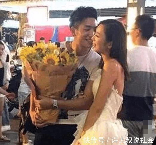 海归美女广场下跪向男友求婚还送房产证, 这都