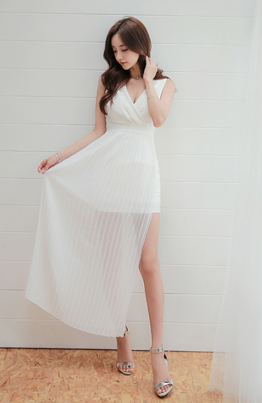 水蛇腰的紧身裙美女，穿出曼妙身材，十分抢眼！