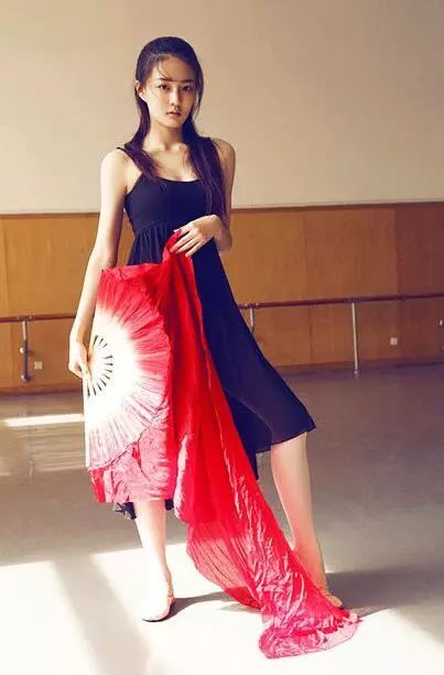 徐璐的吊带小背心打破了丰满才撩人的魔咒。网友：瘦，但超有料！