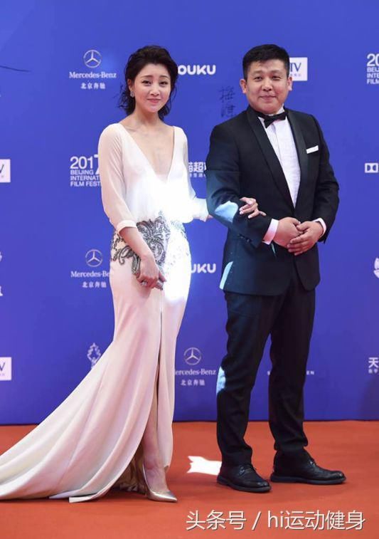 39岁殷桃与35岁 唐嫣身穿白裙对比照，各有各的不同风情