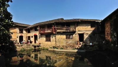 云南古老的彝族村落，至今夜不闭户，因为家家相连、户户相通