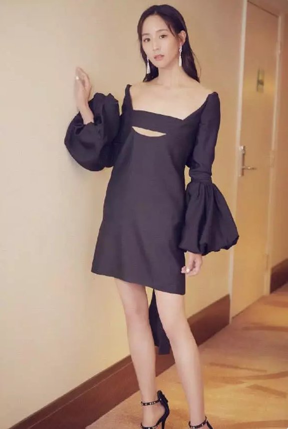 张钧宁这是在干嘛!这肩膀宽到夸张，只用一条布遮重点堪比泳衣