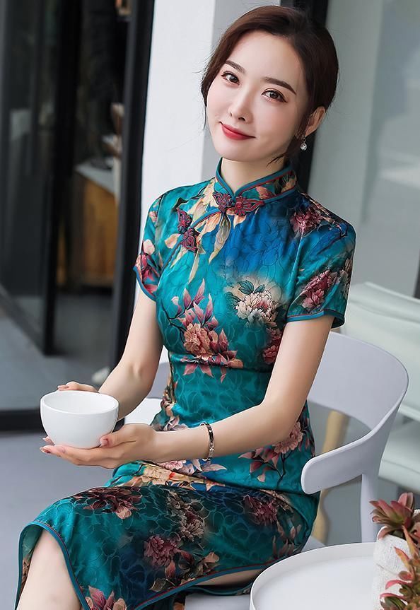  『时光』50岁女人要穿得惊艳时光，建议这件优雅的“旗袍”，好高级！
