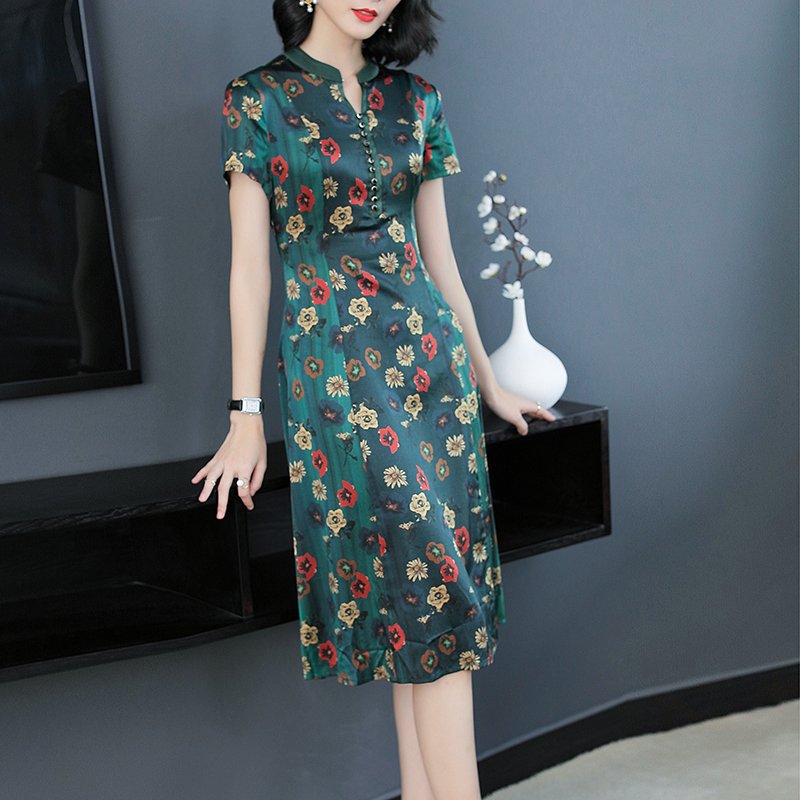 到了40的女人，也别穿太土!8月新出炉“妈妈装”，显嫩又显高