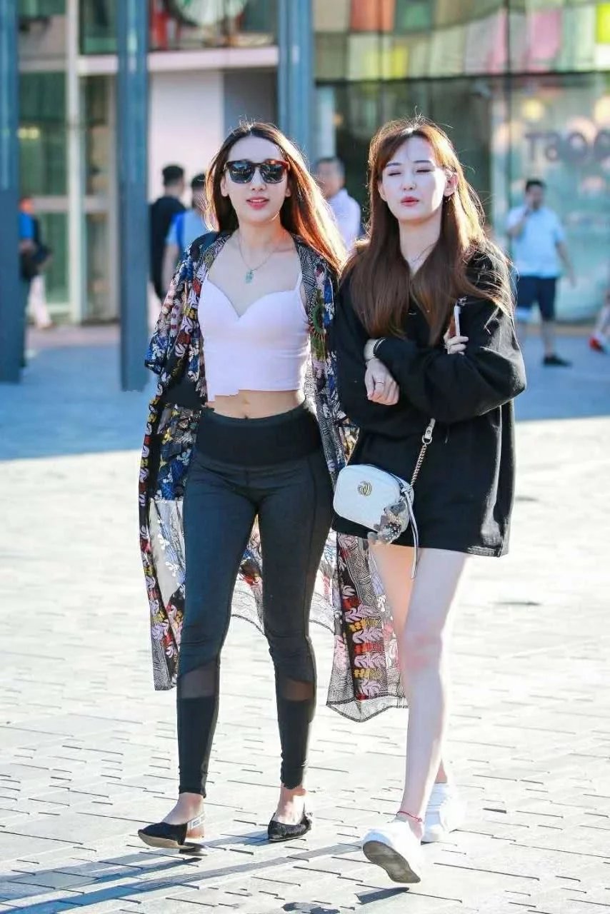 小姐姐下身的一件紧身裤也是勾勒出她迷人的线条