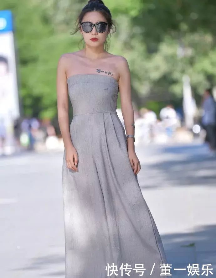 裹胸连衣裙绷住小姐姐风韵的身材，纹身位置恰到好处，下垂也很吸