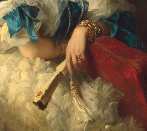 她是凡尔赛宫的点缀,也是女神裙上的珠光