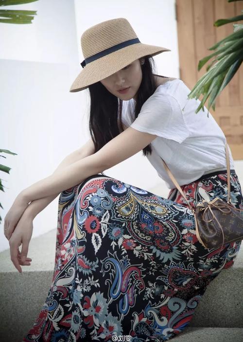 跟刘雯学穿T恤，做个精致的猪猪女孩~