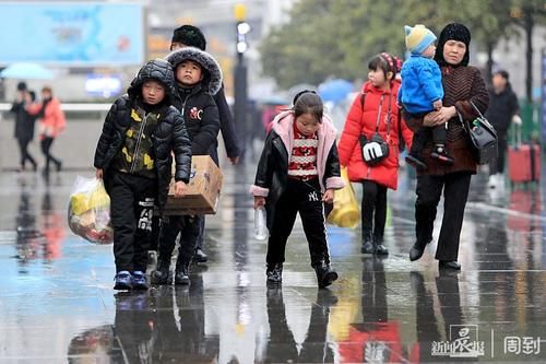  【春运】直击春运：冬雨绵绵挡不住回乡客的脚步