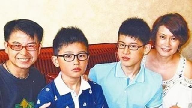  『黄一山』周星驰御用配角庆祝结婚25周年，娇妻罕出镜，美貌出众不输女明星