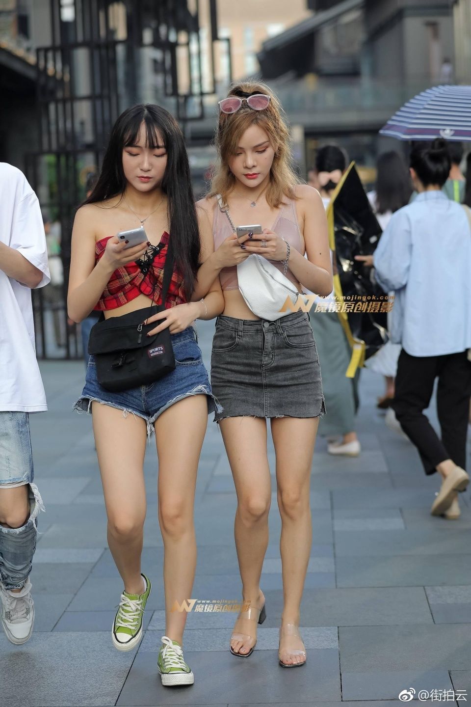 一点点街拍：小姐姐穿的是内衣吧？搭牛仔超短裙真是魅力无限