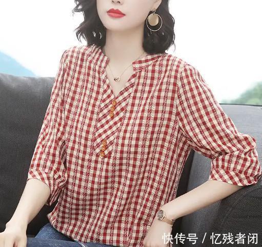 「时髦」女人一上年纪,也别穿太素,建议跟风这几个,年轻不说还时髦