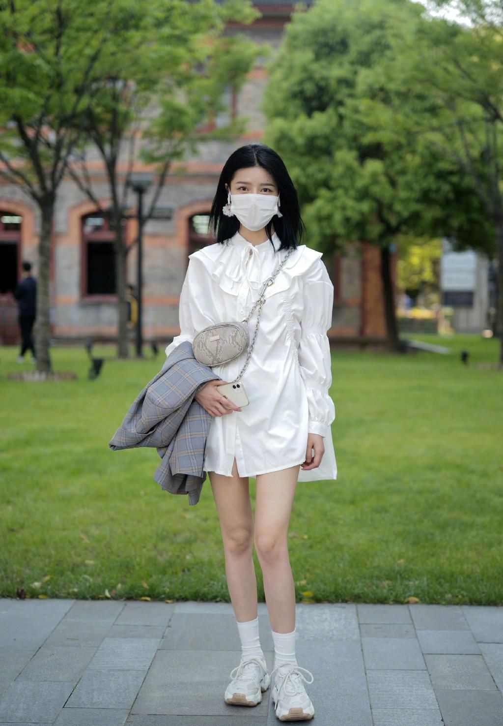 『美女』美女街拍:你见过山水饮过风声 说余生山水再不相逢