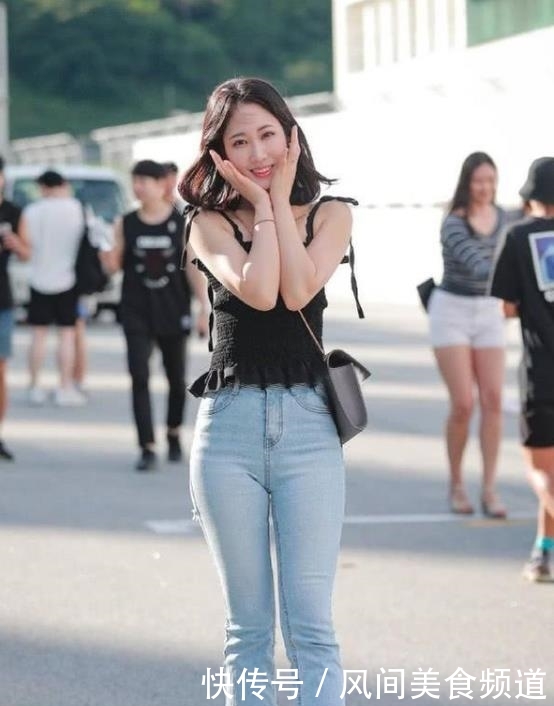  【气质】街拍：面带笑容的美女，一件黑色背心配浅色牛仔裤，