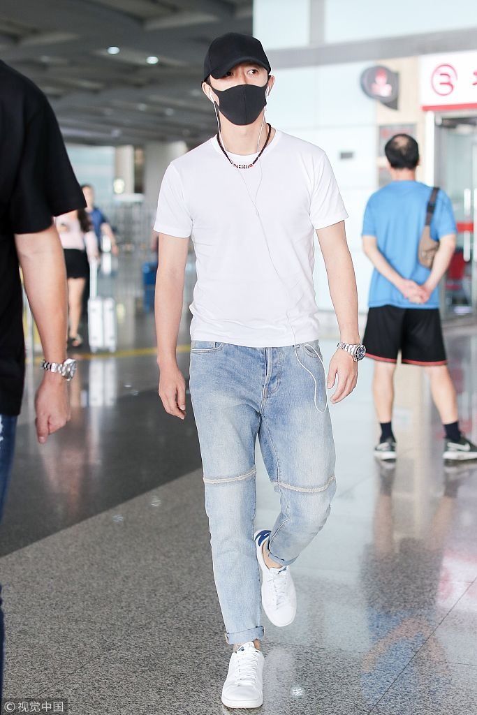 韩庚口罩遮面抵京低调十足 白T恤配牛仔裤简洁帅气