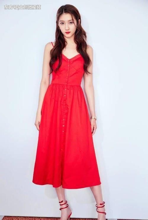 关晓彤粉色束腰长裙亮相,有腰有胸还好看,快给造型师加鸡腿!