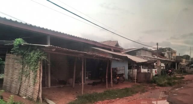 老挝中国旅行团车祸，14人死亡，实拍这里的公路路况到底有多差